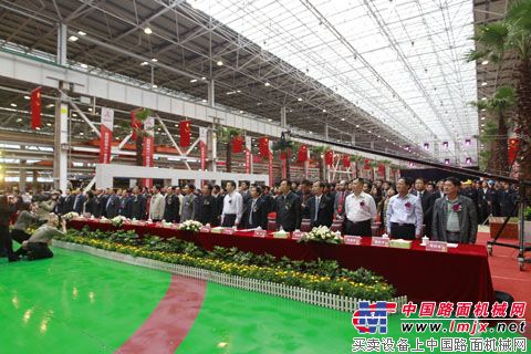 国歌响起,全场起立