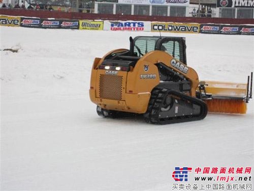 凯斯TV380小型履带式装载机用于清理赛道