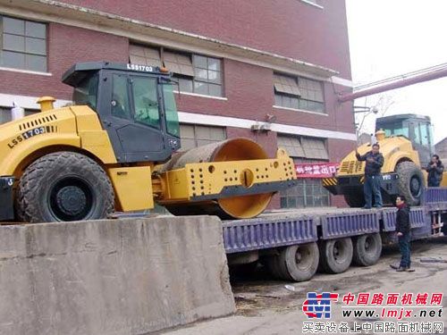 “洛阳”牌LSS1703“百年经典”系列重型振动压路机
