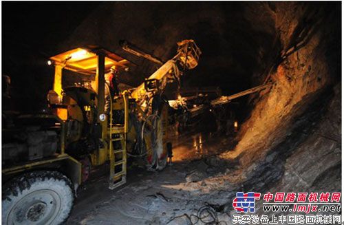 照片中的操作手正在熟练地从一个钻臂控制台移动到另一个钻臂控制台,他能同时操作3条钻臂,并确保3台COP 1838 凿岩机的正常工作