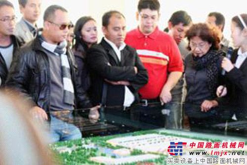 印尼代表团认真听取产业园介绍