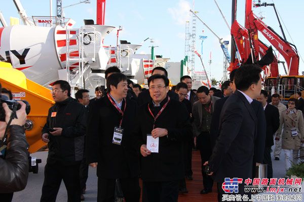 三一总裁梁稳根到达三一在Interma展厅的室外展场