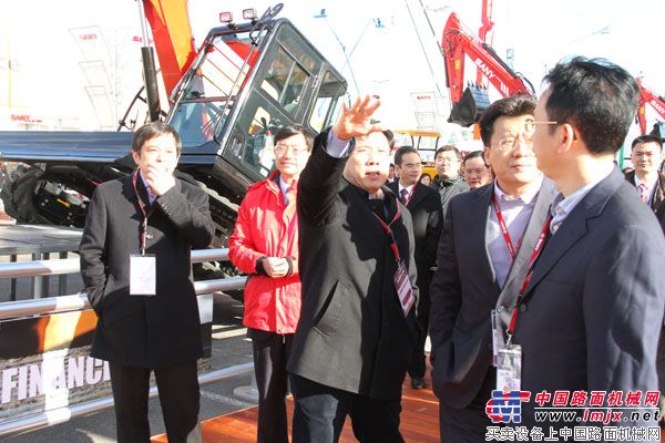 三一总裁梁稳根到达三一在Interma展厅的室外展场