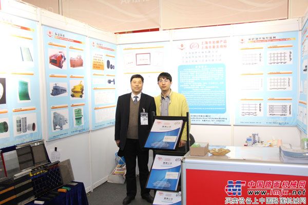 中国路面机械网总经理方剑仙与上海盾牌总经理朱金海合影