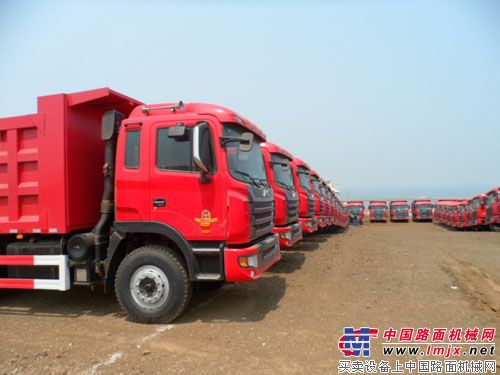 整装待发的50台江淮重卡格尔发新平台自卸车