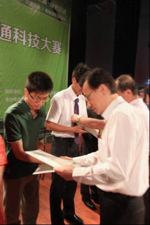 英达公司施伟斌总裁为获奖学生颁奖