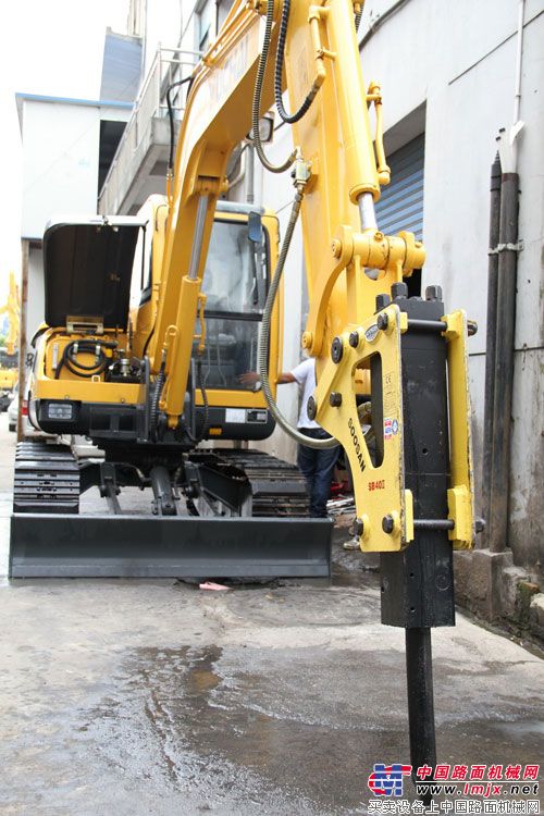 玉柴重工工作人员根据叶老板机器的工况需求安装破碎锤