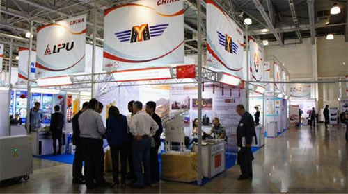 到访客户认真听取意玛工作人员热情地介绍江苏意玛沥青拌和站的优良性能、极具优势的价格和售后服务体系