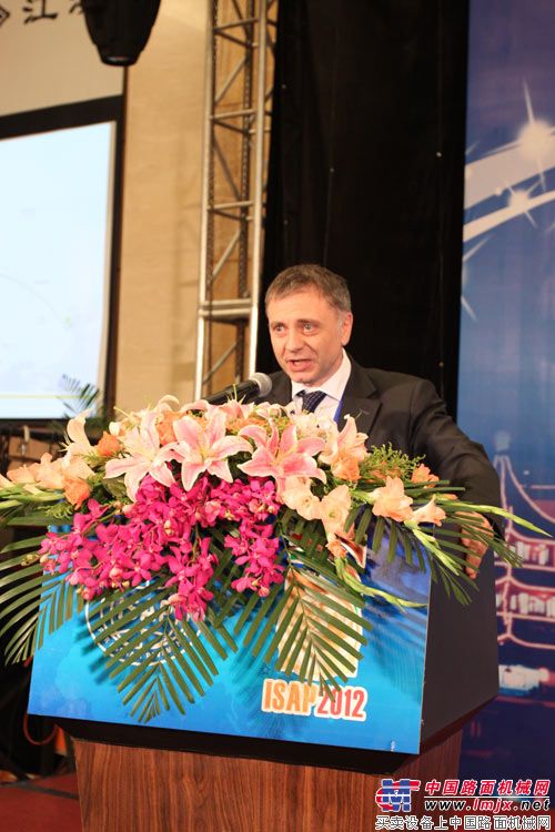 下届ISAP主席,法国里昂大学教授赫尔夫•迪•拜内戴拖(Herve Di Benedetto)发表演讲