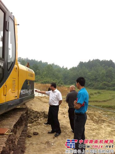 图三:玉柴重工副总经理陈德坚(左一)亲切询问用户用机情况