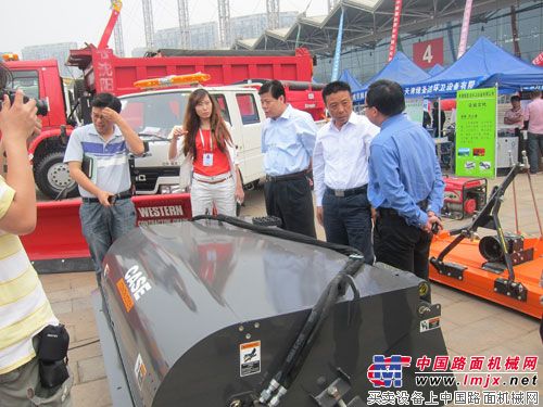 专门用来清扫路面的清扫收集器附件,可配备在滑移装载机上