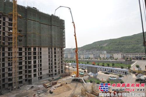 在18层、近60米的施工高度,中联重科80m碳纤维臂架泵车的臂架长、覆盖范围广的优势一览无余