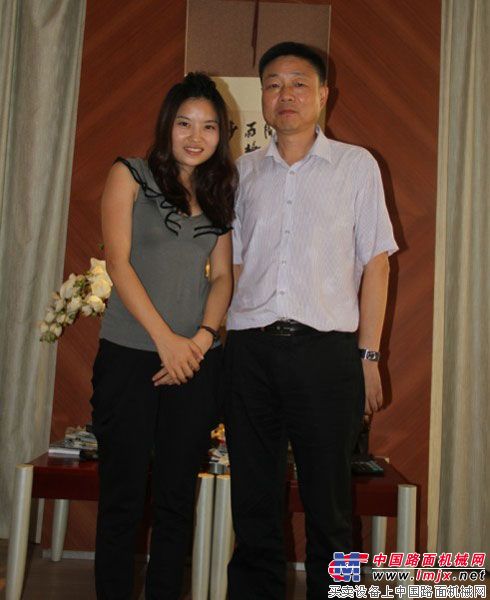 中国路面机械网记者方雨霞与浙江美通总经理仇德胜合影