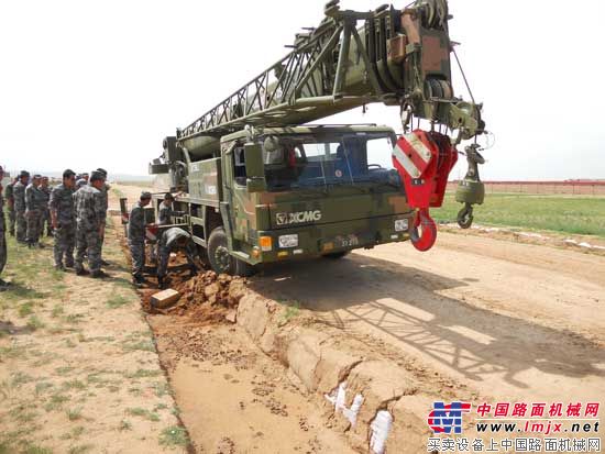 徐工25K側傾搶救現場