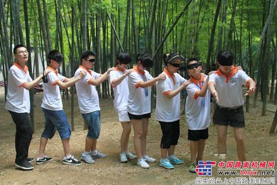 中联混凝土机械公司2012体验式双语夏令营开营,营员们正在参加仙人指路拓展项目。
