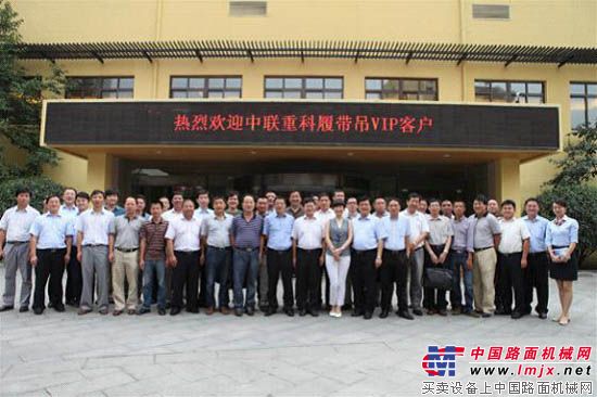 全体履带吊VIP客户代表在酒店外合影留念