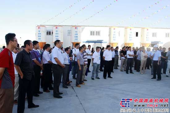 中联重科混凝土机械公司技术支持工程师为客户做现场讲解干混砂浆设备施工.