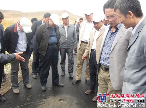 公路局领导及专家现场观摩并检测沥青热再生路面
