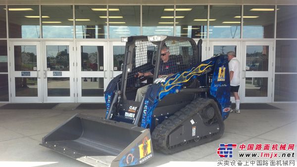 用凱斯履帶式滑移裝載機表達對母校的摯愛