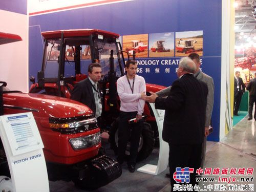 当地客户拜访福田雷沃重工展位