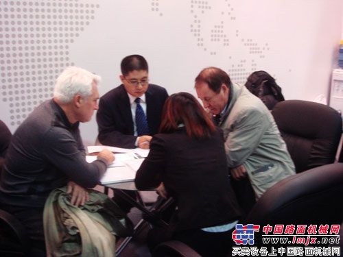 福田雷沃重工人员与客户洽谈