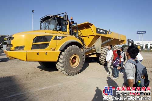 英武的铰接式卡车吸引了同学们的目光