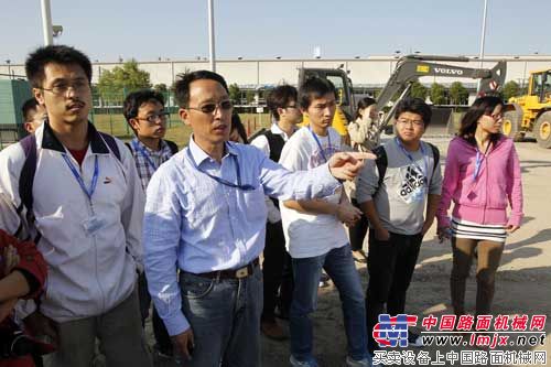 技术人员向同学们介绍沃尔沃的设备