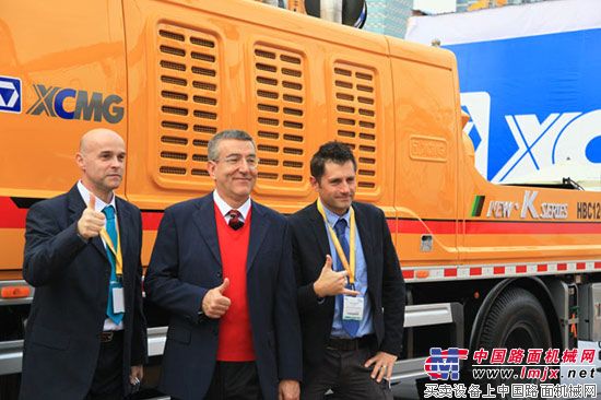 徐工行业首款双发超高压车载泵角逐上海滩