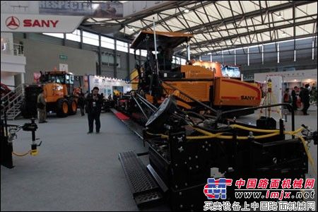 国内摊铺宽度最长的SMP165C沥青摊铺机