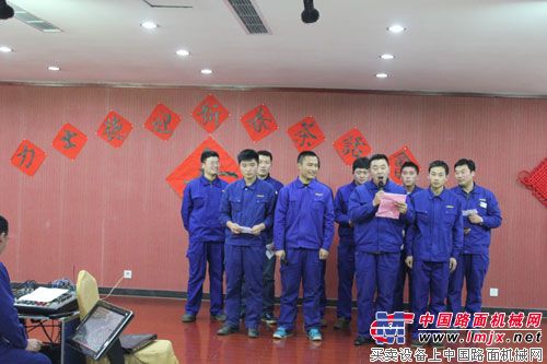 服务团队自编自唱的《服务战歌》