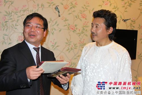 三一重工副总裁、泵送营销公司总经理周万春与容中尔甲交谈