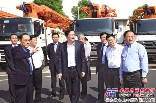 杜家毫(中)在听詹纯新董事.