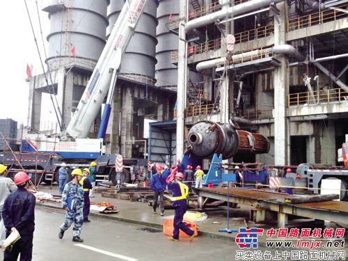 中联起重设备正在现场施工