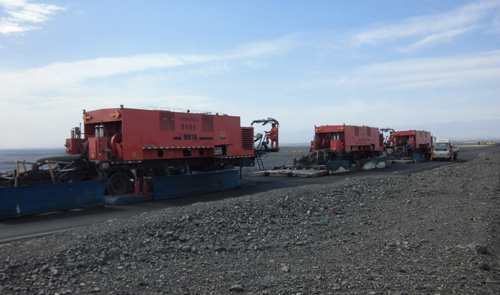 挡风帘巧妙阻挡强风,保证路面施工温度