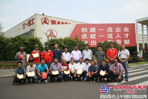 三一路机全球营销服务培训合影