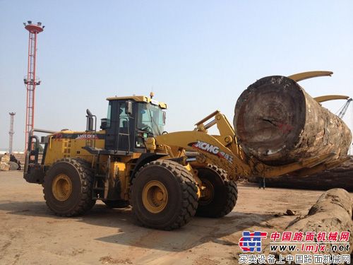 徐工8吨级夹木钳装载机投入实战