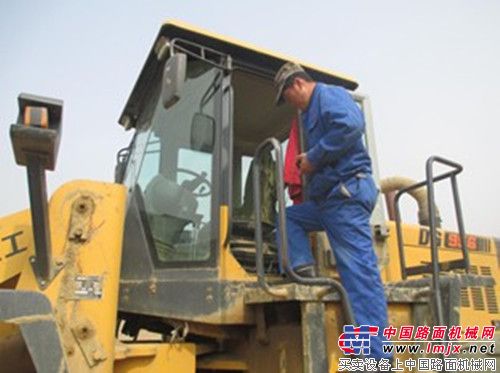 情系客户 躬行服务