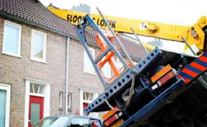 用起重机浪漫求婚 邻居家屋顶遭了殃