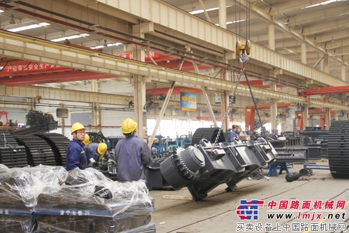 徐工桩工分厂工人忙碌的身影