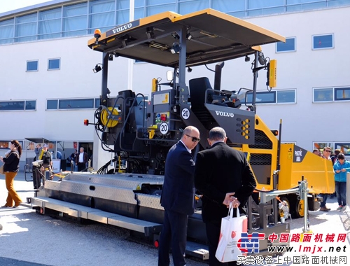 沃尔沃建筑设备摊铺机