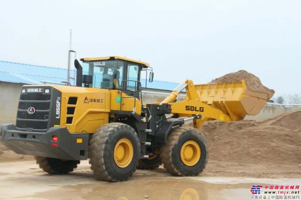 装载机上料比赛中