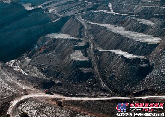 雷沃重工:智•造精彩 诚•就未来