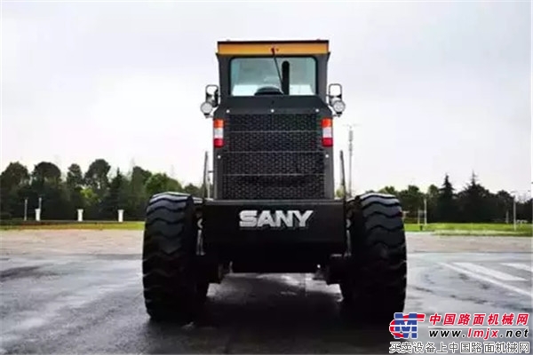 三一C8系列平地机新品下线:高品质、高效率、还省油!