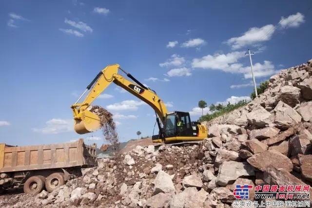 Cat®(卡特)323D2 L: 灵活可靠,机手知道