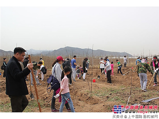 卡特彼勒北京志愿者参与2017年卡特彼勒基金会公益林春季植树活动