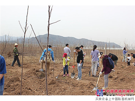 卡特彼勒北京志愿者参与2017年卡特彼勒基金会公益林春季植树活动