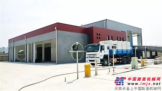 什么?垃圾车也可以全自动?徐工环卫智能家族又添新作!