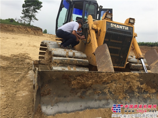 山推“客户关爱行”第二十四站走进椰城海口