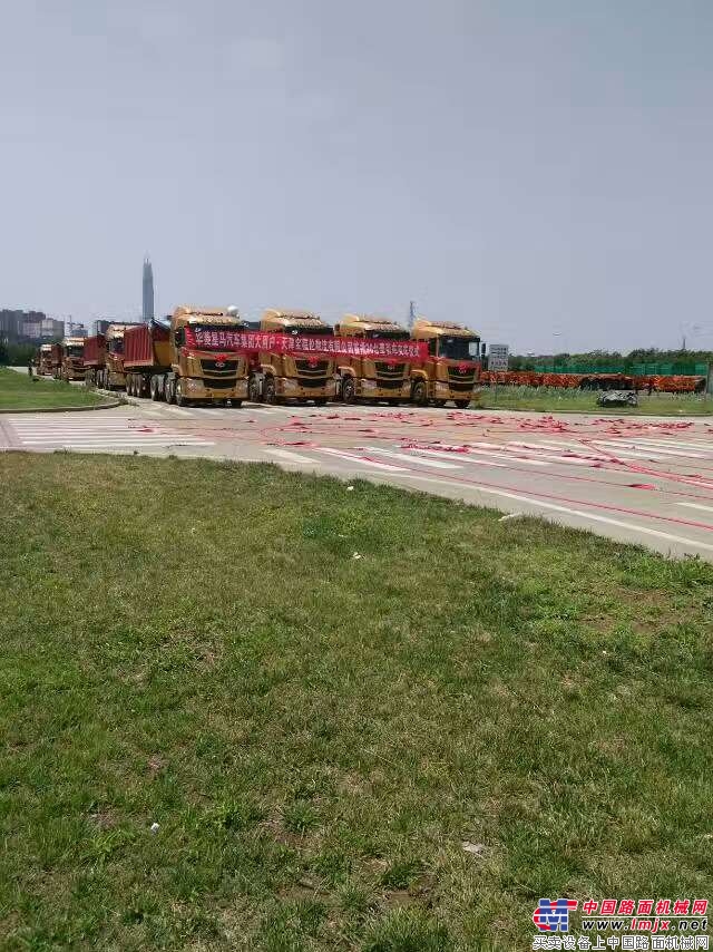 信赖升级:天津客户再批量购买50台汉马牵引车