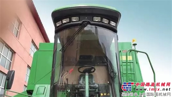 沉稳可靠的收获明星 ——约翰迪尔R230联合收割机